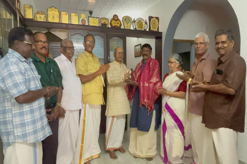 സംഗീതജ്ഞൻ രവി കാവുമ്പാട്ടിനെ ആദരിച്ചു.

